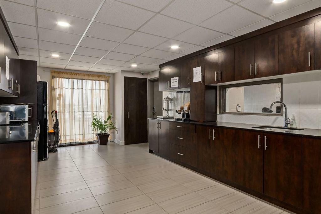 Airport Traveller'S Inn YYC Exterior foto
