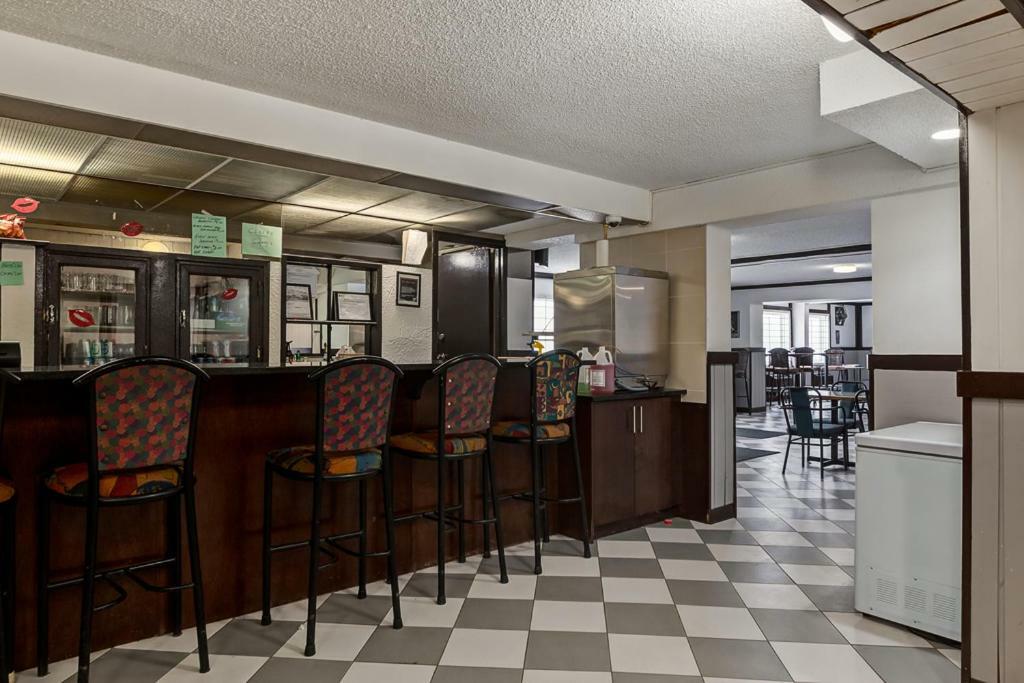 Airport Traveller'S Inn YYC Exterior foto